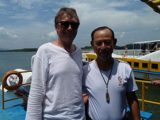 ... und kommt an Bord und will mit Manni ein Foto ...