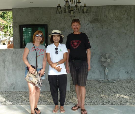 die hübsche Lamai kümmert sich sehr um ihre Gäste