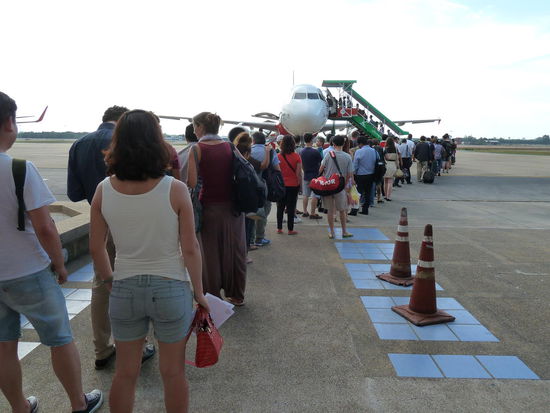 am Flughafen Surathani steht man Schlange um ein Flugzeug zu entern