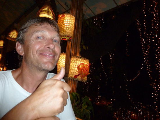 Am zweiten Abend haben wir dann ein schönes Restaurant gefunden (2min von unserem Hotel entfernt) - der Name "Cabbages &amp; Condoms" - der Politiker Mechai Virayaidya hat mit viel Humor die Geburtenkontrolle in ganz Thailand populär gemacht und u.a. auch im diesen Sinne dieses Restaurant eröffnet. Hier gibt man beim Bezahlen der Rechnung Condome statt Zuckerln mit auf dem Weg.