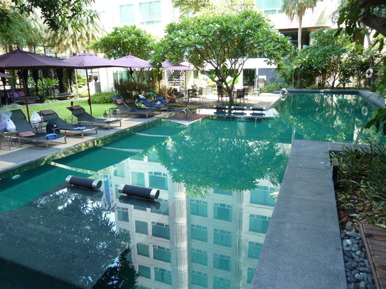 wir haben uns wegen des wunderschönen Gartens mit dem Pool für dieses Hotel entschieden - eine Oase ganz nahe der lauten Sukhumvit Road