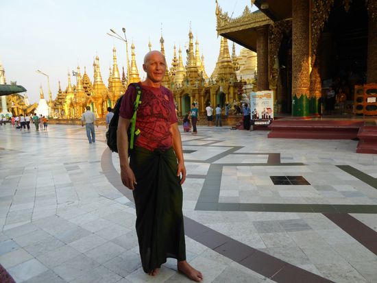 Manni war mal wieder nicht richtig angezogen - die Hose endete übern Knie ! - daher musste er einen Longyi anziehen - und ein Muß in jedem Heiligtum: keine Schuhe und keine Socken