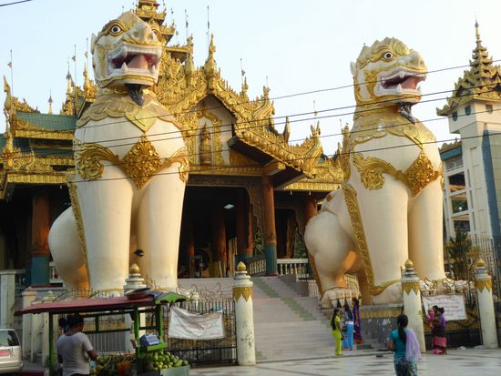 der Nordaufgang  - 4 nach den Himmelsrichtungen ausgerichtete Treppenaufgänge führen auf die ca. 60.000 m2 große Terrasse auf der Spitze des Singuttara-Hügels