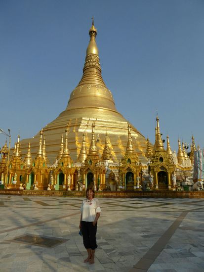 unbeschreiblich schön - die vollständig mit Gold bedeckte Stupa ragt 98 m in die Höhe, an der Spitze leuchtet eine mit über 4000 Diamanten  und einem rießigen Smaragd besetzte Goldkugel (Durchmesser  27 cm, ). Ebenso die 420 kg schwere Wetterfahne darunter ist mit mehreren tausend Edelsteinen verziert.