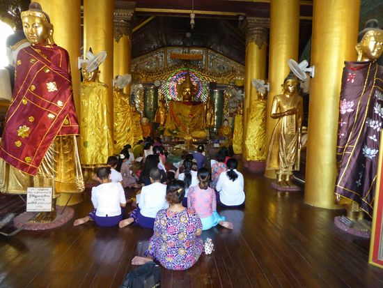 die Damen lasen laut zusammen in einem leiernden Ton in einem Buch - was sie sich wohl alles gewünscht haben?
