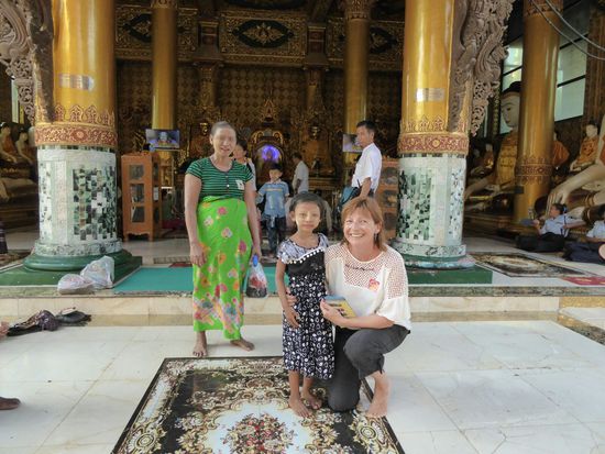 dieses kleine Mädchen trug auch schon Make up - von ihr bekamen wir sogar beide ein Küßchen