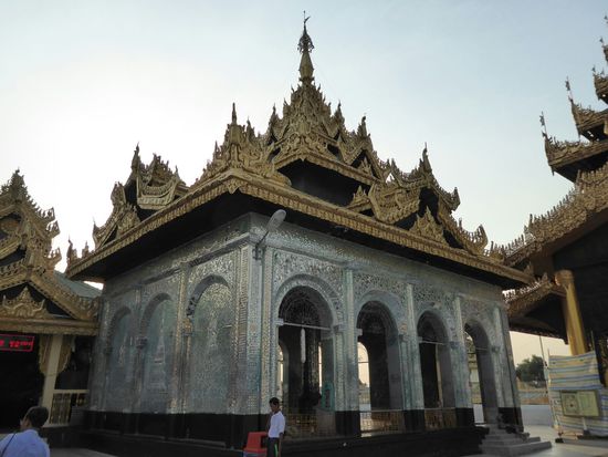 mit Spiegel Mosaik verziert