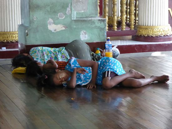 pilgern macht müde - im Buddhismus ganz ein alltägliches Bild - was würde unser Peter dazusagen, wenn ich in einer seiner Kirchen auf dem Boden ein Nickerchen machen würde?