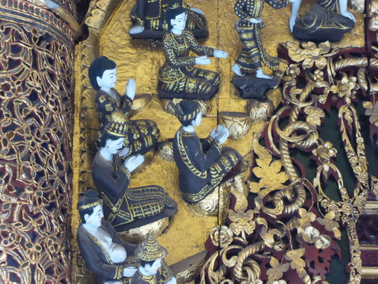 wunderbare Schnitzereien überall