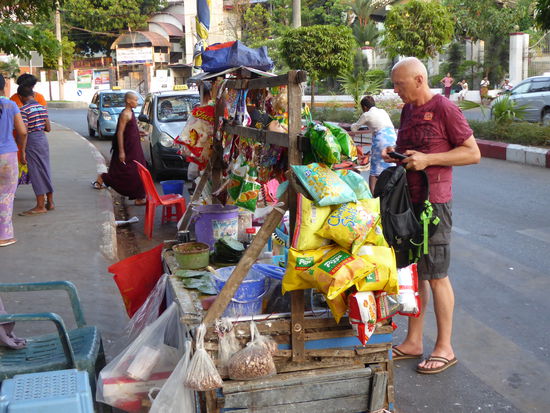 ... und durstig - wir hatten kein Wasser dabei - es waren zwar überall Wasserspender aufgestellt mit einem angeketteten Becher (einer für alle = nix für uns) - wieder auf der Strasse hat Manni sofort das nächste Standl angesteuert und eine Flasche des köstlichen Nasses erstanden