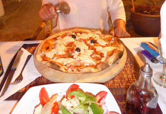 ... und dazu bekam ich noch eine Pizza (mit Goaskas! köstlich)