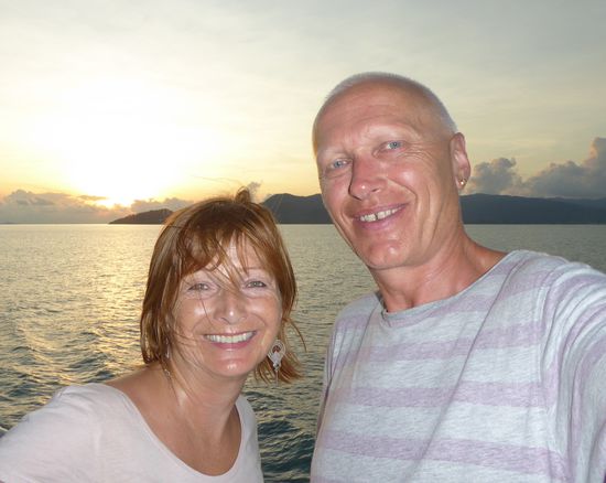 schweißgebadet aber geschafft, wir sind auf der Fähre,  die Air Asia hätte wohl nicht auf uns in Suratthani gewartet