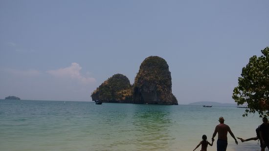 ???? das sieht doch aus wie Railey Beach!!! Am 24. wollten wir doch in Myanmar sein?