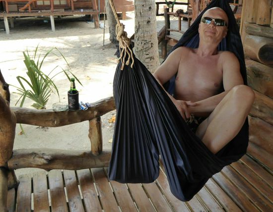 Man(ni) schmollt, da Frau ihn einen Tag zu früh aus der  Hängematte geholt hat und ....