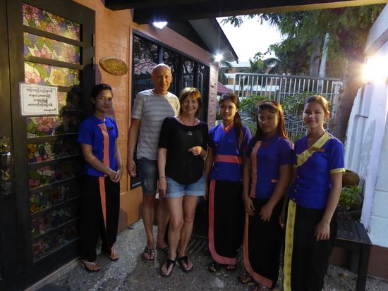 Thai-Massage in Amaravati SPA, Mandalay - diese netten Mädchen krabbelten auf unserem Rücken herum