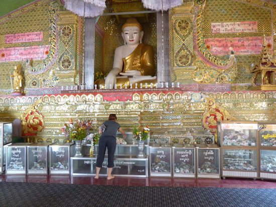 Blumen für Buddha am Mandalay Hill