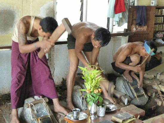 hier wird Gold in schweißtreibender Arbeit zu Blattgold geklopft - alleine dieser Arbeitsgang dauert schon 5 Stunden  - die Boys kauen dabei alle Bettelnuss, verständlich!