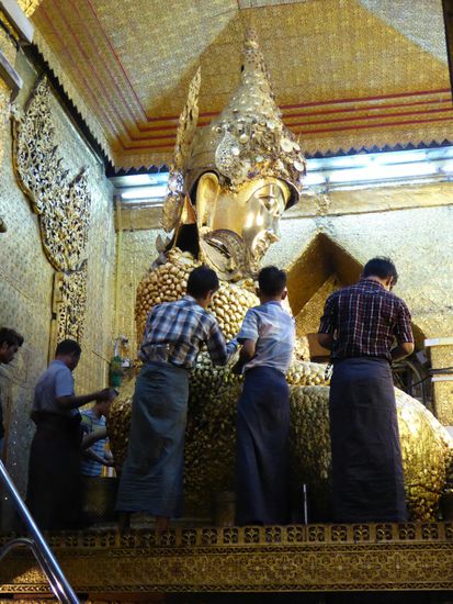 Mahamuni Pagoda - die vielleicht meist verehrte Buddha-Statue Birmas wird von den Gläubigen (dürfen nur Männer) mit Blattgold bedeckt. Inzwischen ist dadurch sein massiger Körper aus der Form geraten.