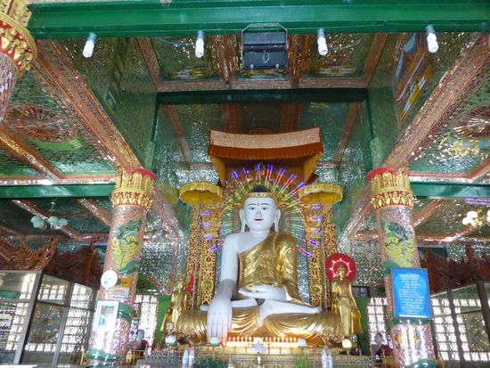 Sagaing, ca. 22 km südwestlich von Mandalay - hier gibt es über 600 Klosteranlagen - wir besuchten natürlich nur eine (zu Mannis Bedauern!!!)