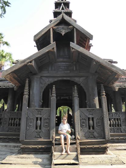das schlichte, alte Kloster Bagaya Kyaung ist aus schwarzem Teakholz gebaut