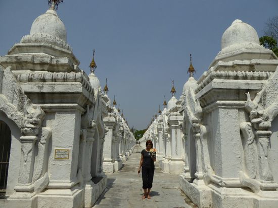 die 5. Buddhistische Synode - die 729 Marmortafeln werden als größtes Buch der Welt betitelt