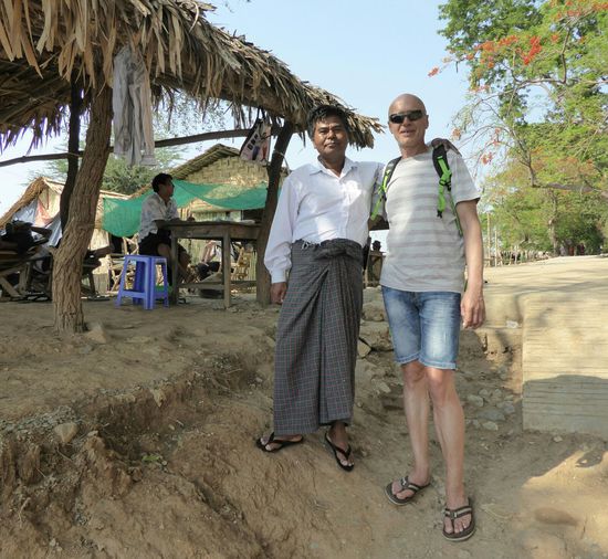 Mr. Kan Po brachte uns zu einem Boot damit wir nach Ava (oder Inwa ist eine künstliche Insel zwischen den Flüssen Ayeyarvady und Myitnge) übersetzen konnten. Eine etwas holprige Kutschenfahrt durch das idyllische gelegene Inwa führte uns zu antike Stätten.