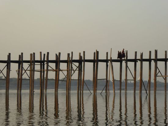 die U Bein Brücke - 1.200 m lang, die längste Teakholzbrücke der Welt - führt über den Taungthaman See
