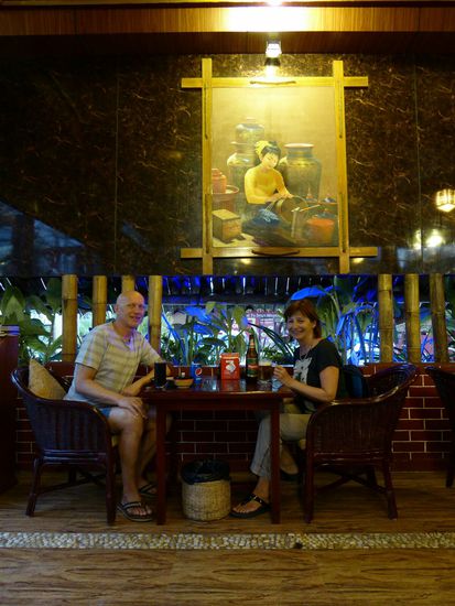 im MangalaBar Restaurant - Manni mit Cola und Evi noch mit Bier