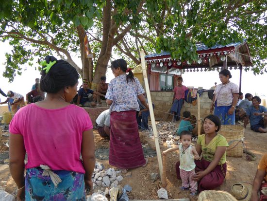 jeder hilft mit um eine neue Pagoda zu bauen