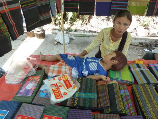 nein, kleine Kinder kann man hier nicht kaufen - die Burmesen sind ein sehr kinderliebendes Volk - wir hatten das Gefühl, dass auch mit den Tieren sehr respektvoll umgegangen wurde