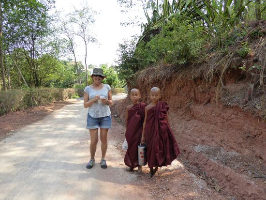 diese Novizen teilten mit mir spontan ihre Süßigkeiten - diese konnte ich dann in den Bergdörfern gut für die kleinen Kinder gebrauchen