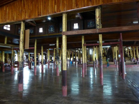 Nga-Phe-Chaung-Kloster oder Jumping Cat Monastery, da die Mönche ihre samtpfötigen Mitbewohner zum Springen dressiert haben - über 650 Pfähle wurden 4,5 m in den Boden gerammt um das schöne Teakholzgebäude zu stützen