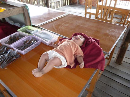 dieser kleine Schreihals (2 Monate alt) lag die längste Zeit alleine auf dem Tisch ohne herunterzufallen ? - bei unseren Babys muss doch immer jemand dabei sein !