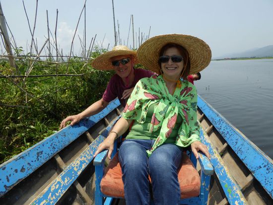 auf diesen schwimmenden Gärten am Inle-See sind große Tomatenplantagen angelegt