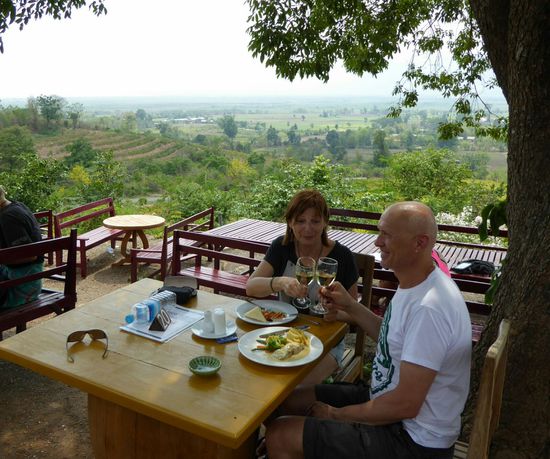 wir sind nicht im Buschenschank in der Steiermark und trinken gelben Muskateller - wir trinken ihn hier in Myanmar