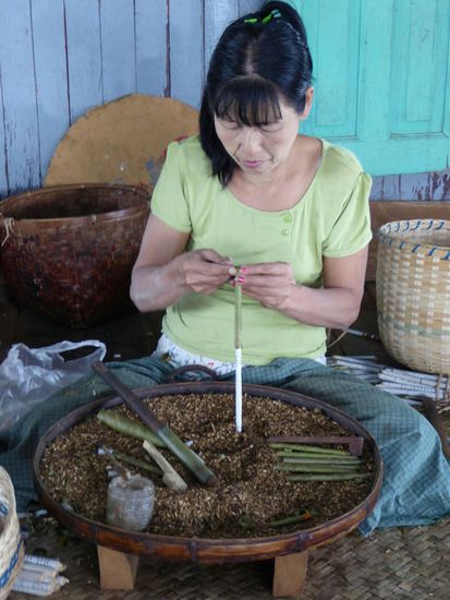 Cheroots, die grünen birmanischen Zigarren aus Tabak und den Blättern eines Baumes - die Arbeiterinnen drehen bis zu 1000 Stück pro Tag