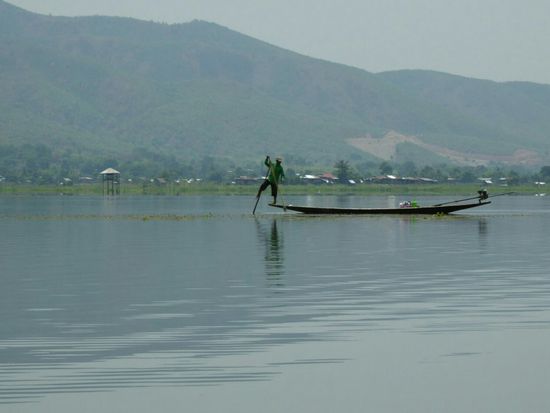 die berühmten Fischer, welche stehend mit einem Bein die Boote rudern