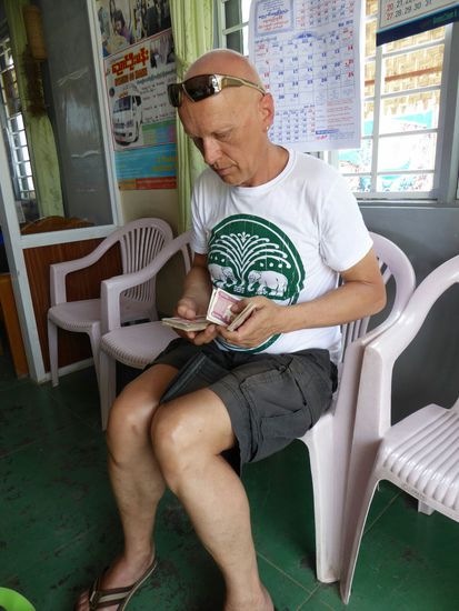 fünfhuderttausend vom Bancomat behoben - die Flüge müssen bezahlt werden