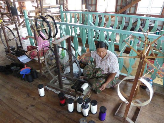 natürlich besuchten wir auch eine traditionelle Weberei - hier werden Seiden- und Baumwollstoffe erzeugt und ein besonderes Gewebe aus einem Faden des Lotusblütenstengels