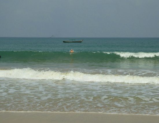 hoffentlich treibt ihn die Welle nicht zu weit hinaus ins offene Meer zu den Haien