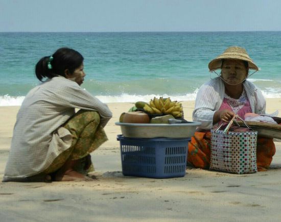 ich weiß nicht, ob ihr das Make up von den myanmarischen Damen erkennen könnt?
