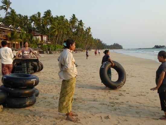 am Tag gehörte der Strand den westlichen Turis und am Abend kamen die einheimischen Turis dazu, dann war action angesagt