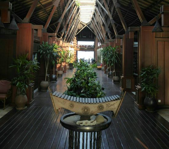 die lange schöne Eingangshalle führte zum Pool und Strand