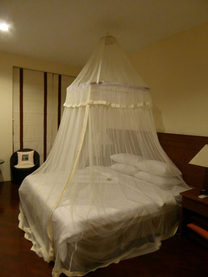 oder unser Bett wieder für die Nacht zu richten!!! denn, wenn wir vom Strand kamen, waren schon die Nachttischlampen angeknipst!