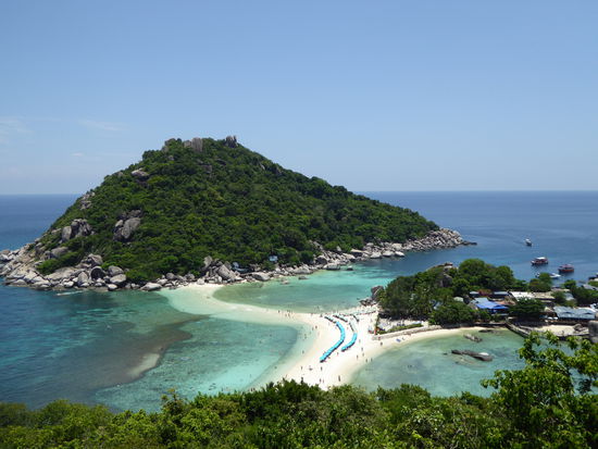 Koh Nang Yuan - eine vielbesuchte Schönheit
wir stehen hier auf der Spitze der verbundenen zweiten Insel - ein von uns hart erkämpftes Foto, da das ein beliebter Platz für Fotoshootings ist und die Mädls vor uns ein, nein drei Fotos von vorne, von oben, von hinten, zu zweit und zu dritt, sitzend, stehend, etc. machten!!