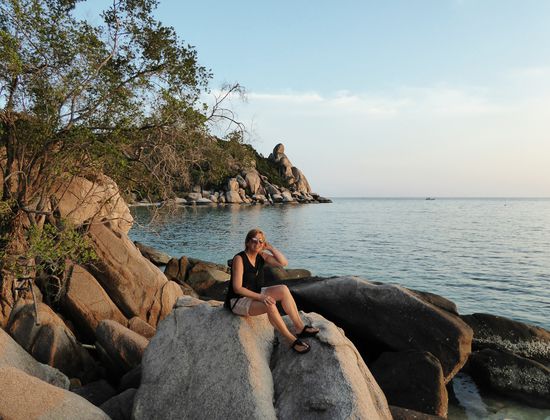 Abendspaziergang vom Taa Oh Yai Beach über einen Steeg um die Felsen herum zum Freedom Beach