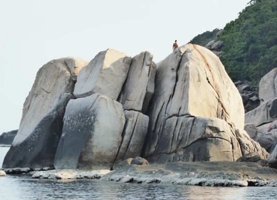 die Beach boys and -girls wagten auf der Hinterseite einen Sprung ins tiefe Wasser