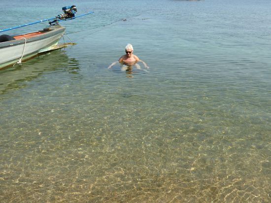 Hier kann man Ufer mit den kleinen Fischen spielen - ein bisschen Sand aufwirbeln und die kleinen gestreiften kommen in Scharen angeschwommen. Am letzten Tag borgten wir nocheinmal von der dort angesiedelten deutschen Tauchschule Masken, um uns von dem bunten Treiben unter Wasser zu verabschieden.
