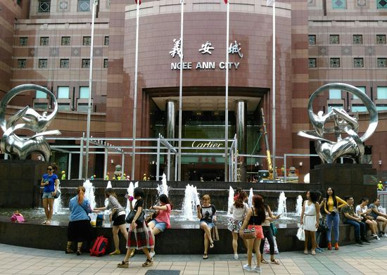 Tausende, vor allem Frauen, genießen den Sonntag in der Orchard Road