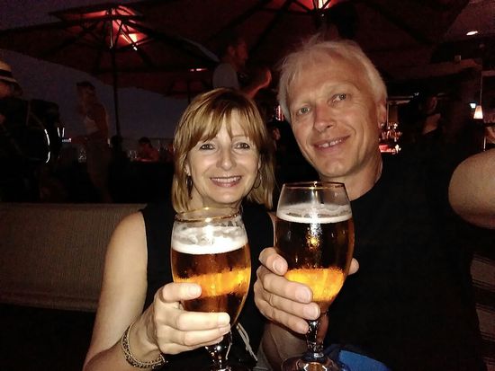 ein Bier in der Skybar des Marina Bay Sands Hotels haben wir uns aber trotzdem gegönnt!
Singapur war interessant und schön!